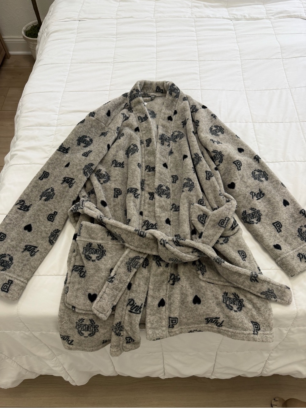 PINK Victoria's Secret Heather Gray Sherpa Robe Jacket with Black Print